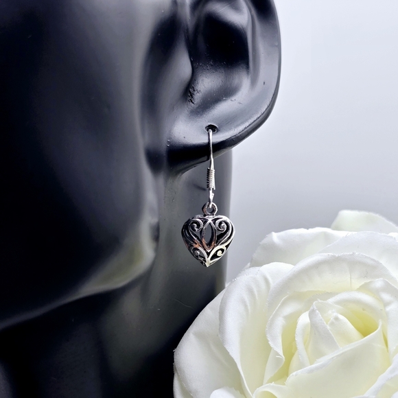 ❤️ CLASSIC HEART EARRINGS - Picture 2 of 6